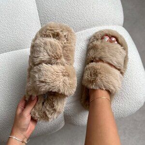 NWT Simmi FUZZIEST MINK FAUX FUR FLUFFY SLIPPERS